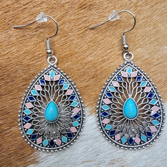 Jewelry - Stunning Turquoise Dangling Earrings